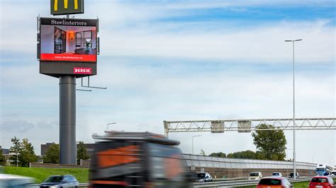 billboard langs de snelweg.